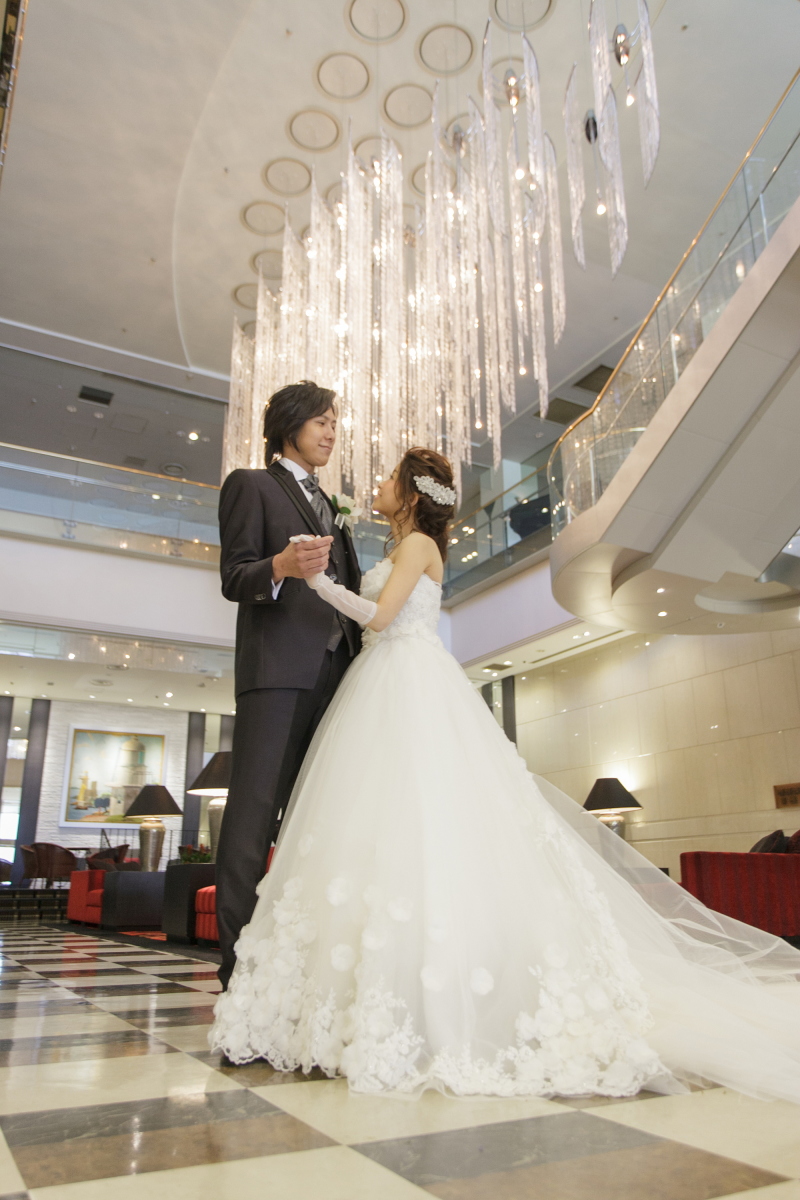 ロビーのシャンデリアの下で