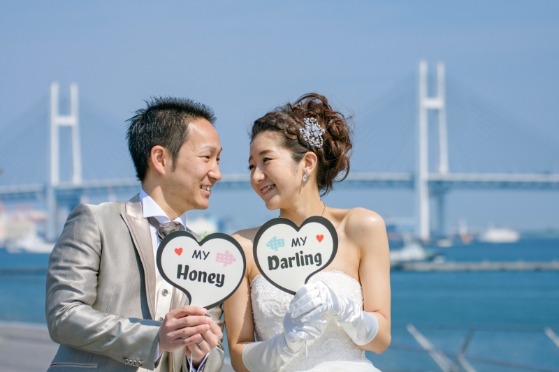 ベイブリッジをバックに向かい合って