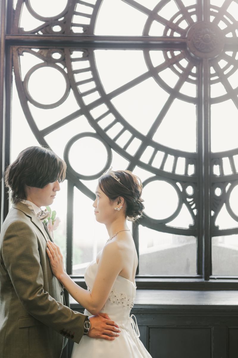 光が差し込む窓のそばで