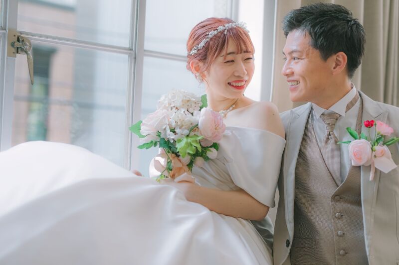 窓際に座ってプリンセス風カット