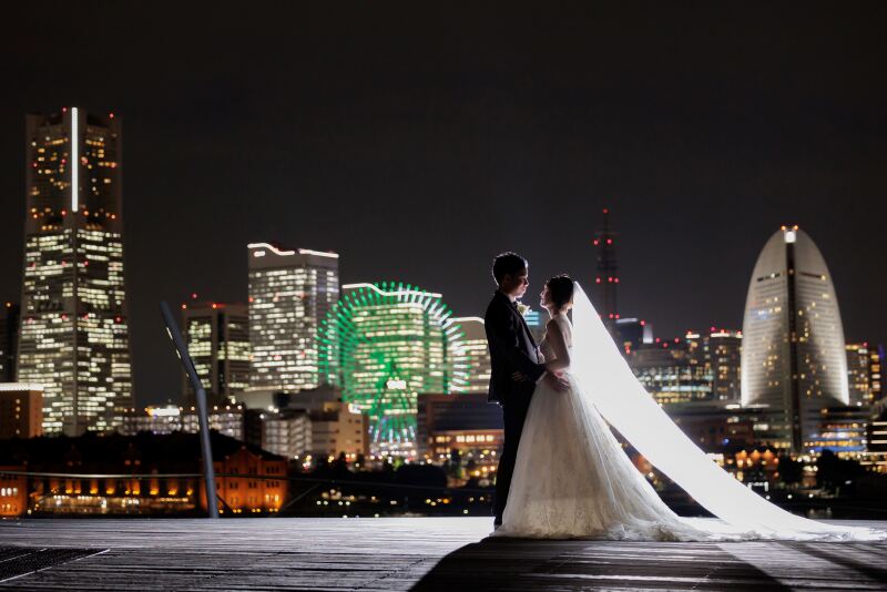 大さん橋で夜景をバックに