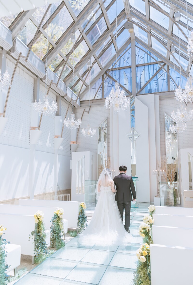 手を取り合って入場