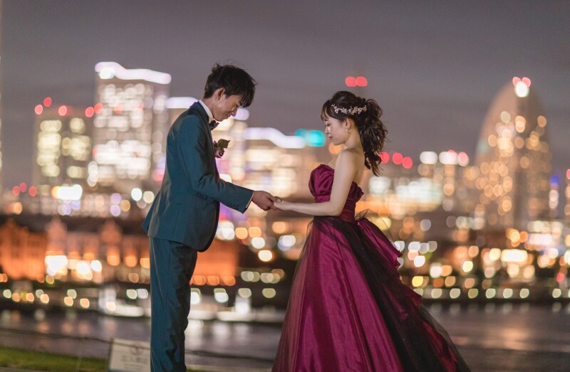 手を取り合って