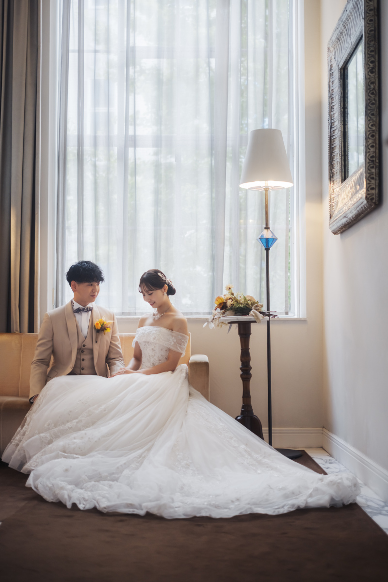 カーテンの下で自然なお2人を