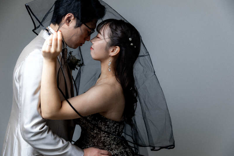 ブラックベールでシックな印象に