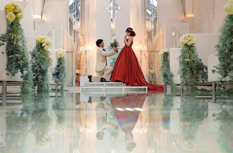 チャペルでプロポーズ風ショット