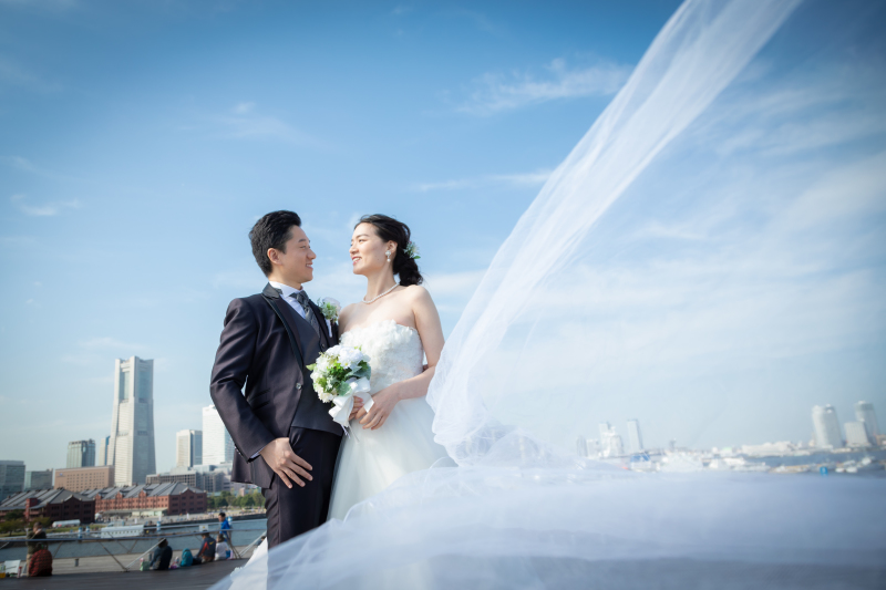 ベールをなびかせ