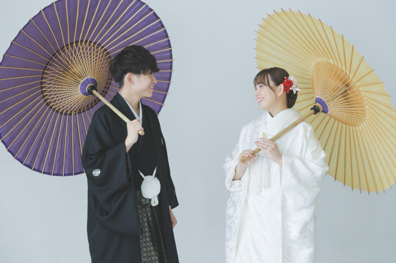 お次は和傘を使ったほほえましいお写真をご撮影❤
