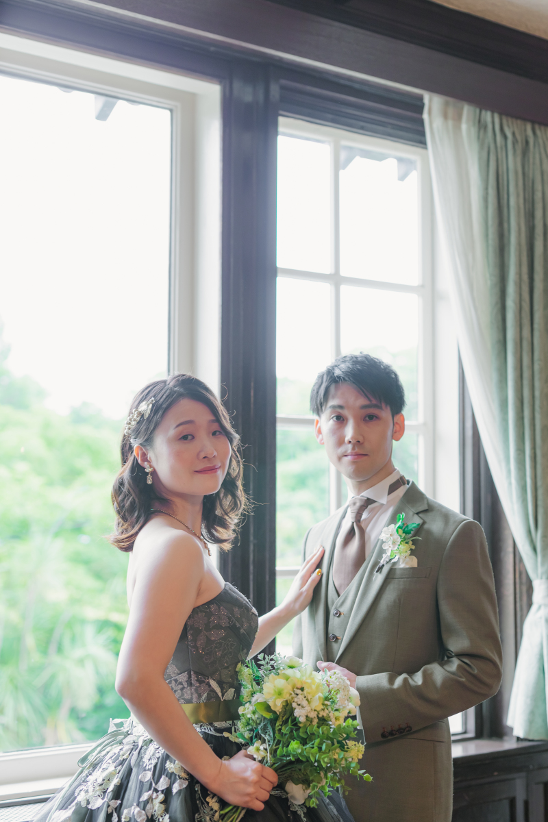 窓辺で振り向きショット