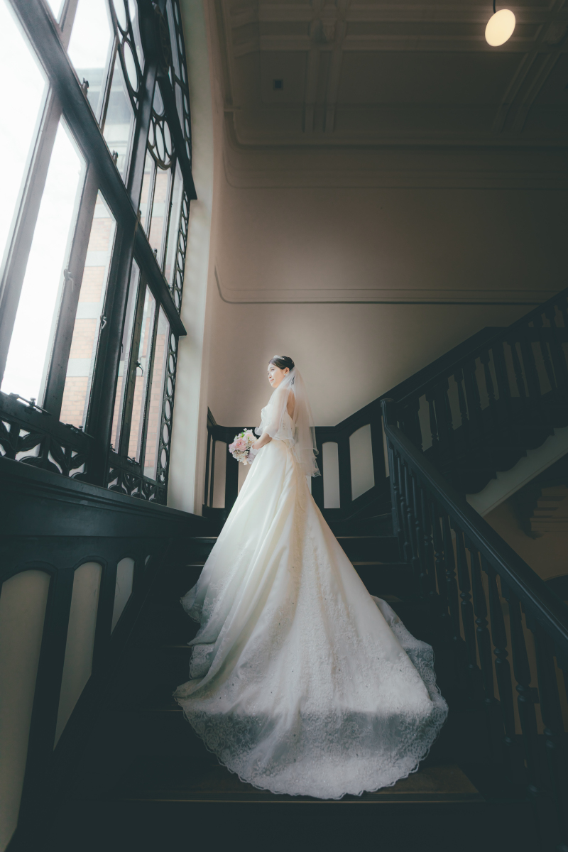 階段を使ってドレスに包まれた新婦様を
