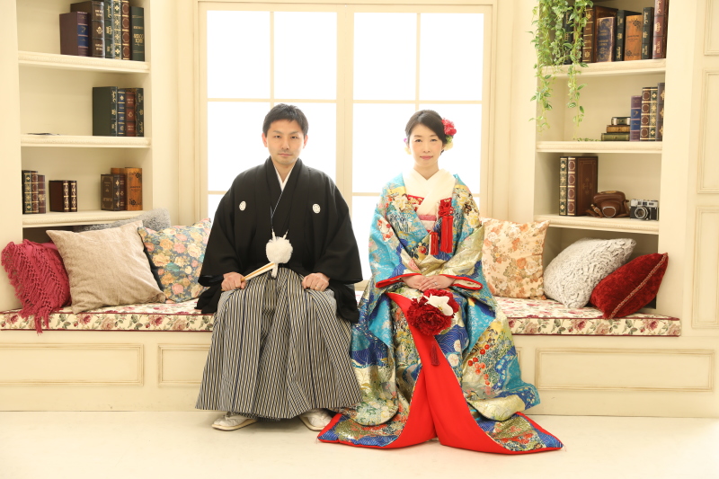 ソファに座って