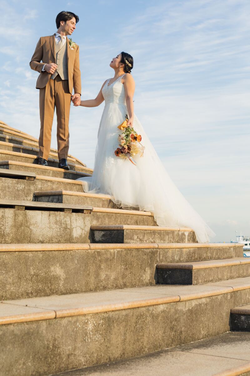 青空の下で洋装撮影