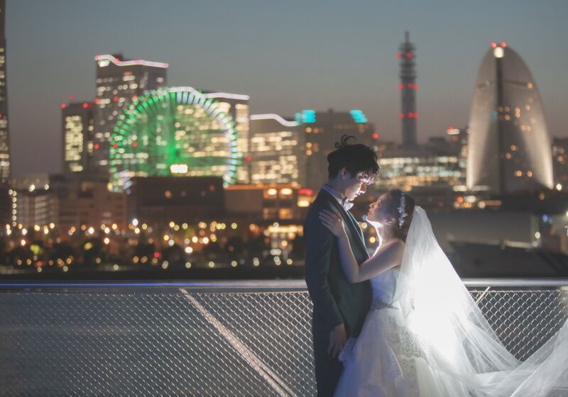 みなとみらいらしい背景をバックに