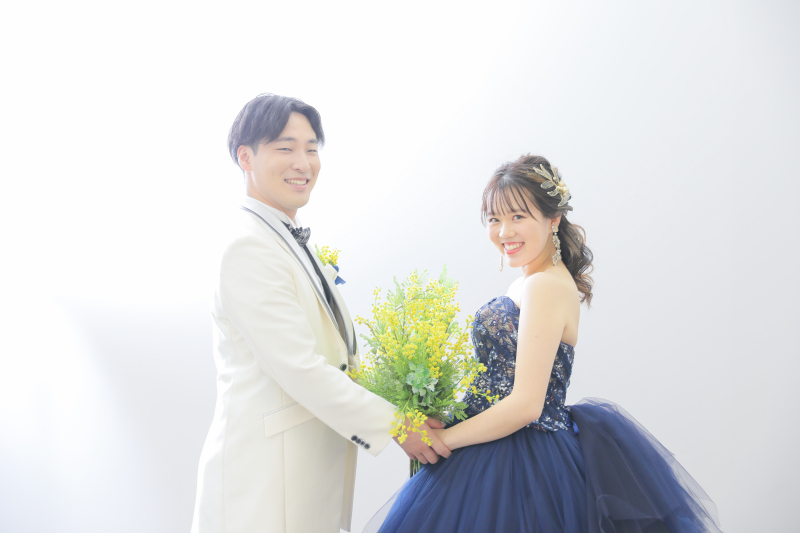 新作のカラードレスにて