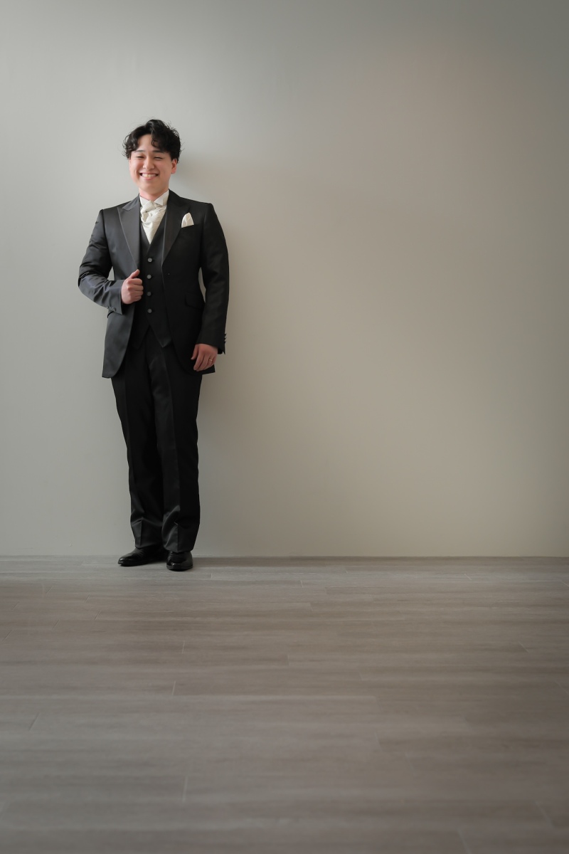 シックな黒のタキシードで