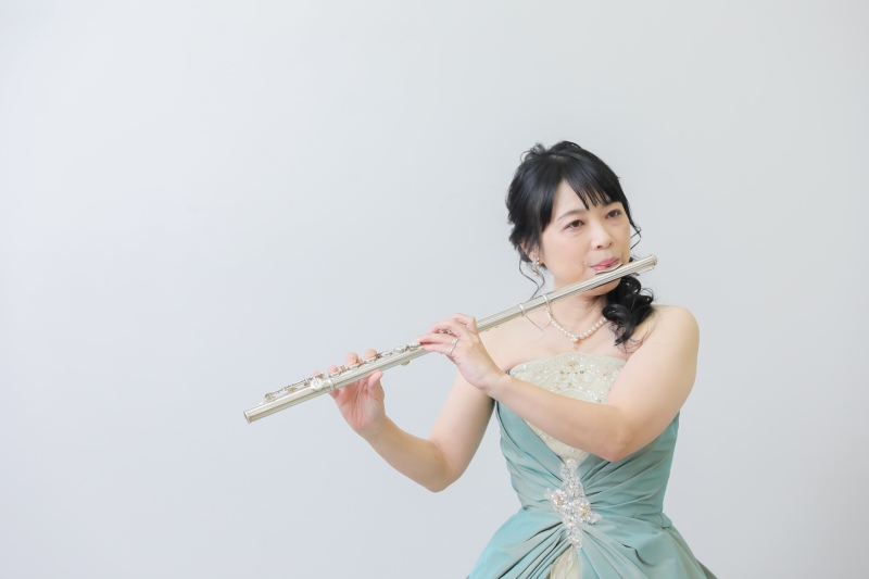 フルートは清楚な感じで