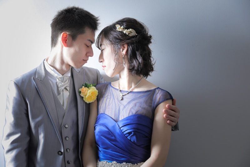 ブルーのカラードレスも。