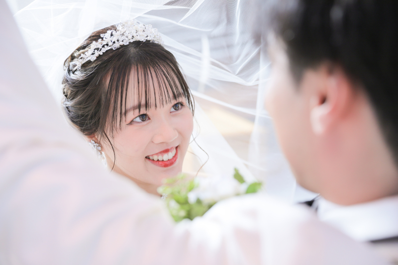 ベールに包まれながら