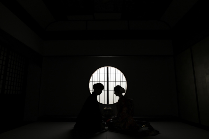和室でシルエット
