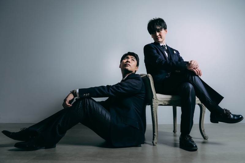 ローアングルで脚長効果に