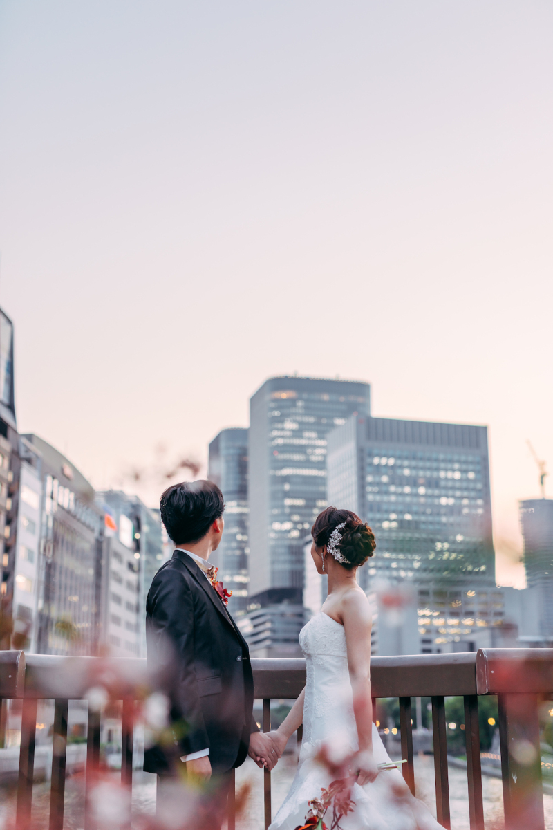 夕焼けをバックに