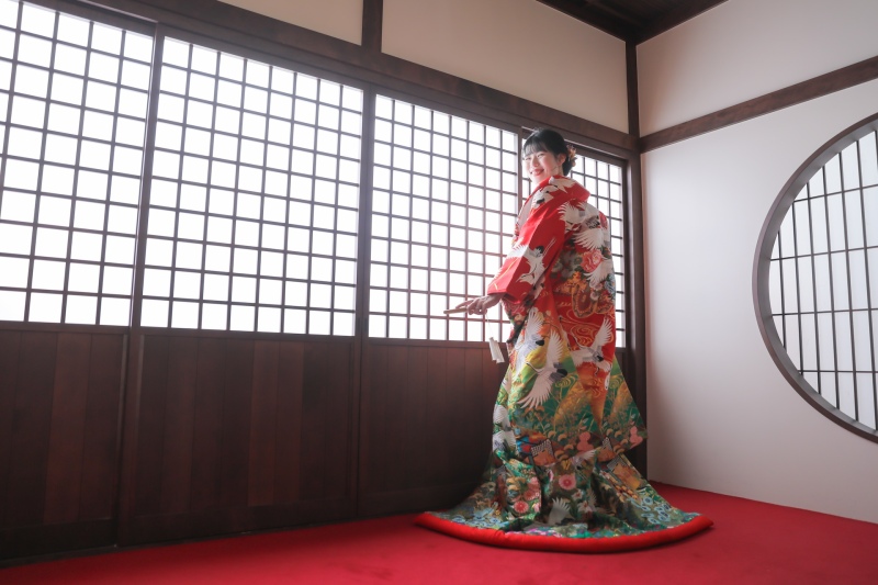 後ろ姿は厳かに！