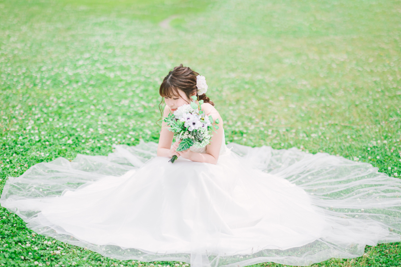 芝生の上に咲く花