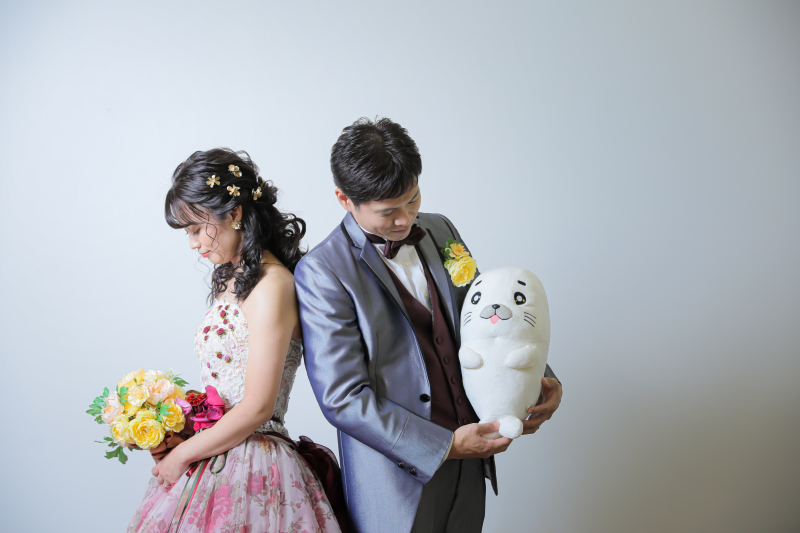 新婦様はブーケを見つめて…新郎様は…