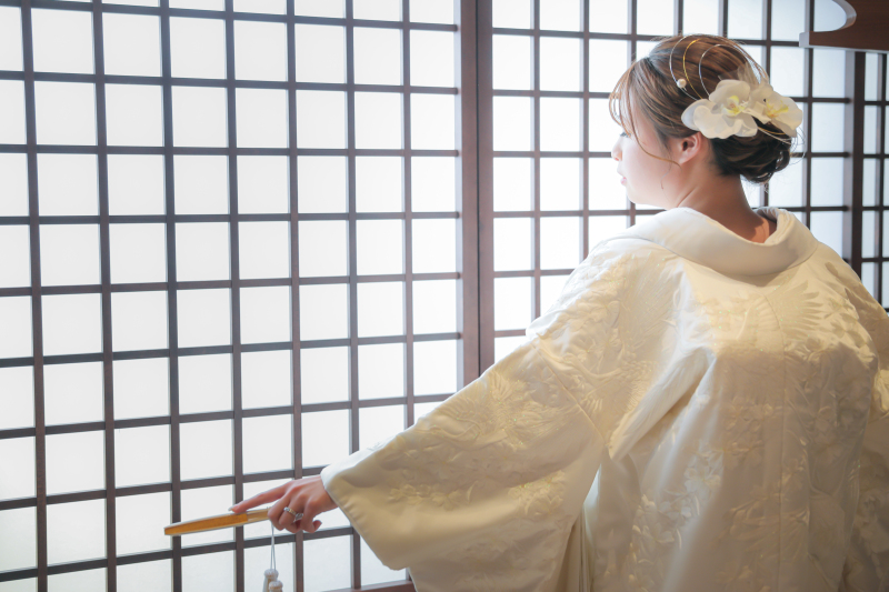 白無垢の後ろ姿