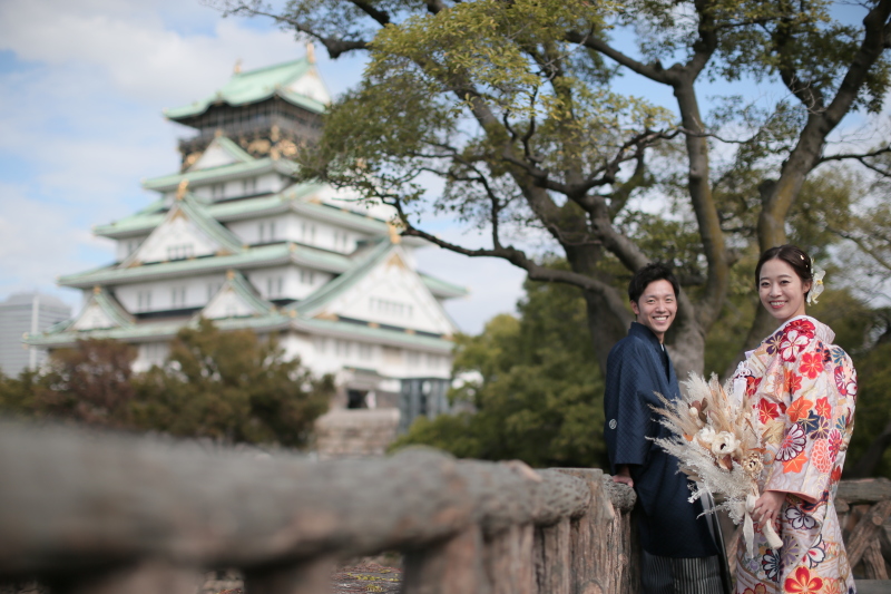 大阪城を背景に