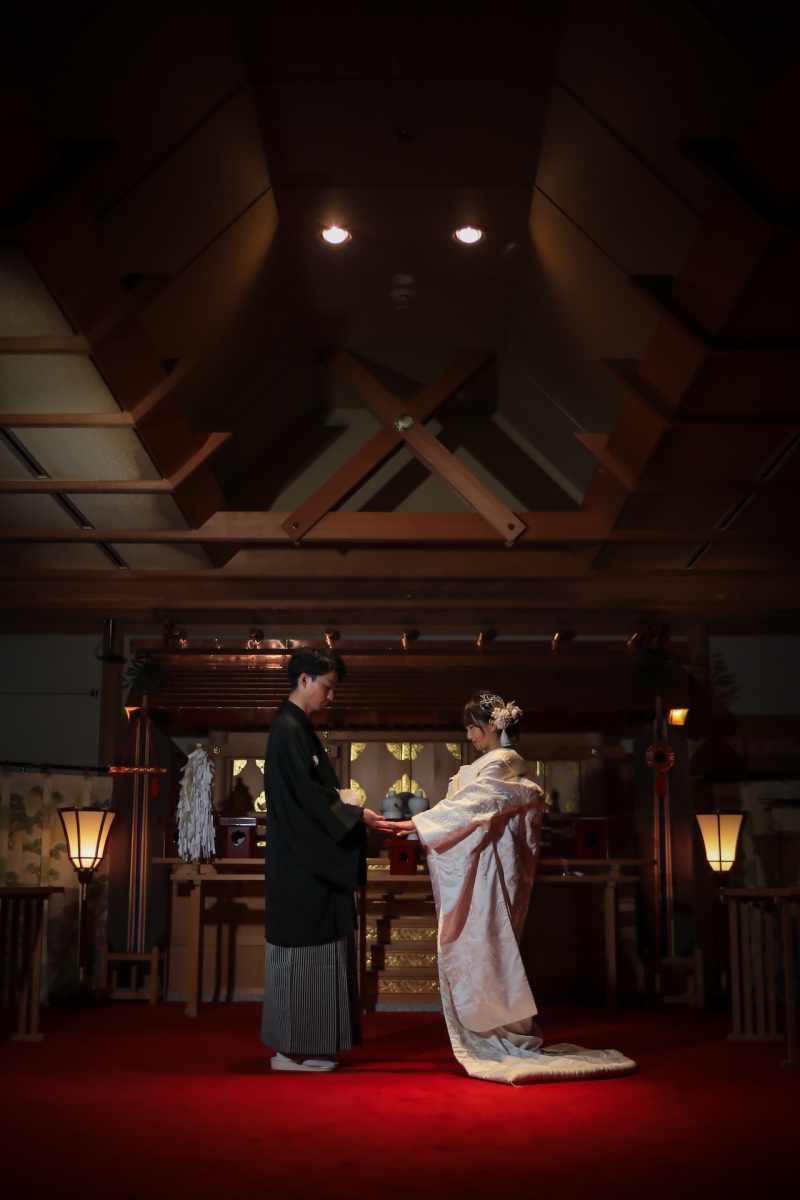 神殿で厳かな雰囲気で！