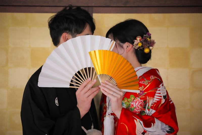 扇子での顔隠しショット！