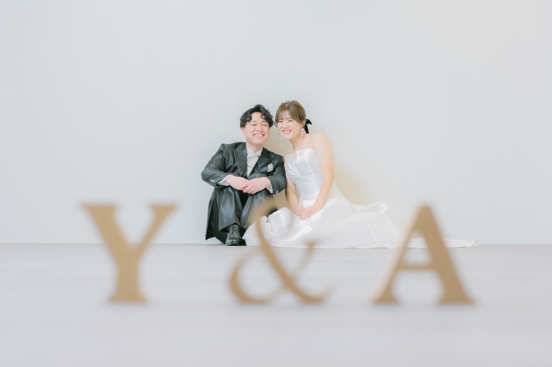 イニシャル越しに