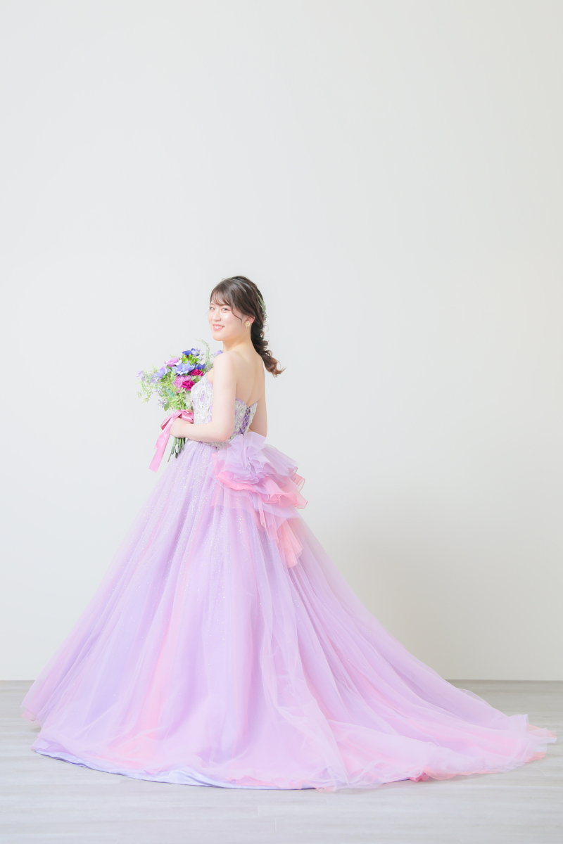 最初はパープル系のカラードレスでスタート