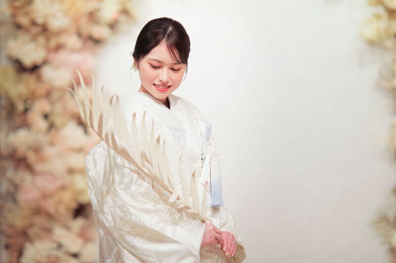 フラワーアーチの前で