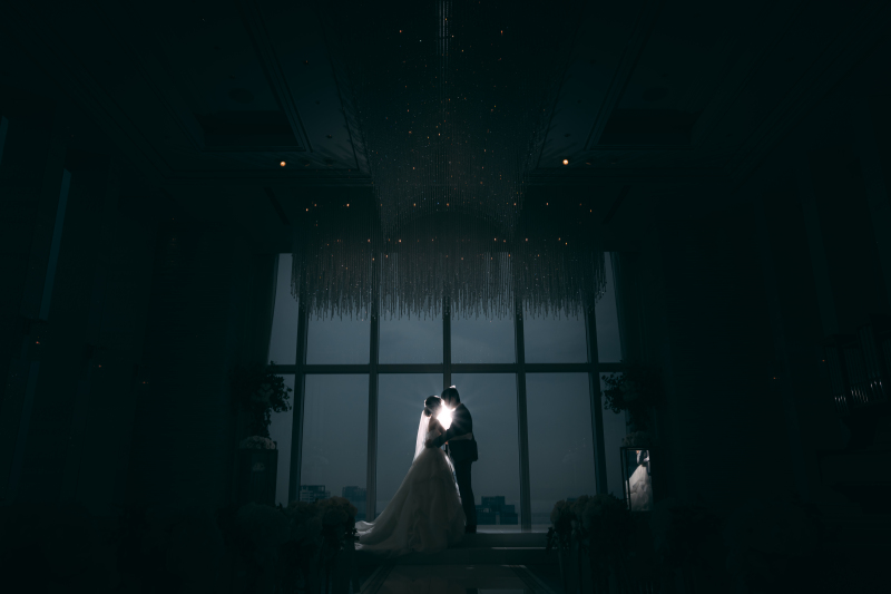 外光の差し込むチャペル前ガーデンでの撮影