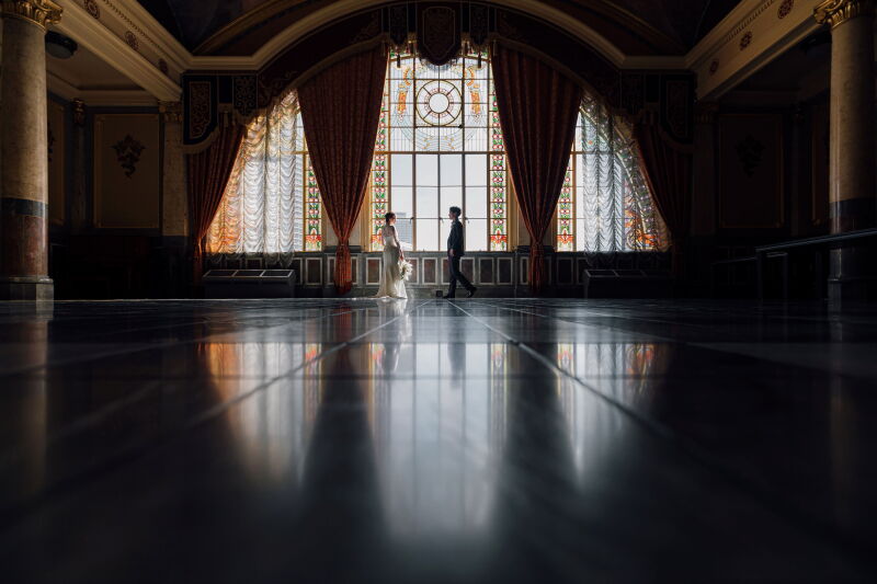 窓一面のステンドグラスをバックに