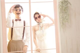 ナチュラルな光を取り入れた、二人の柔らかな雰囲気があふれる写真が特徴です