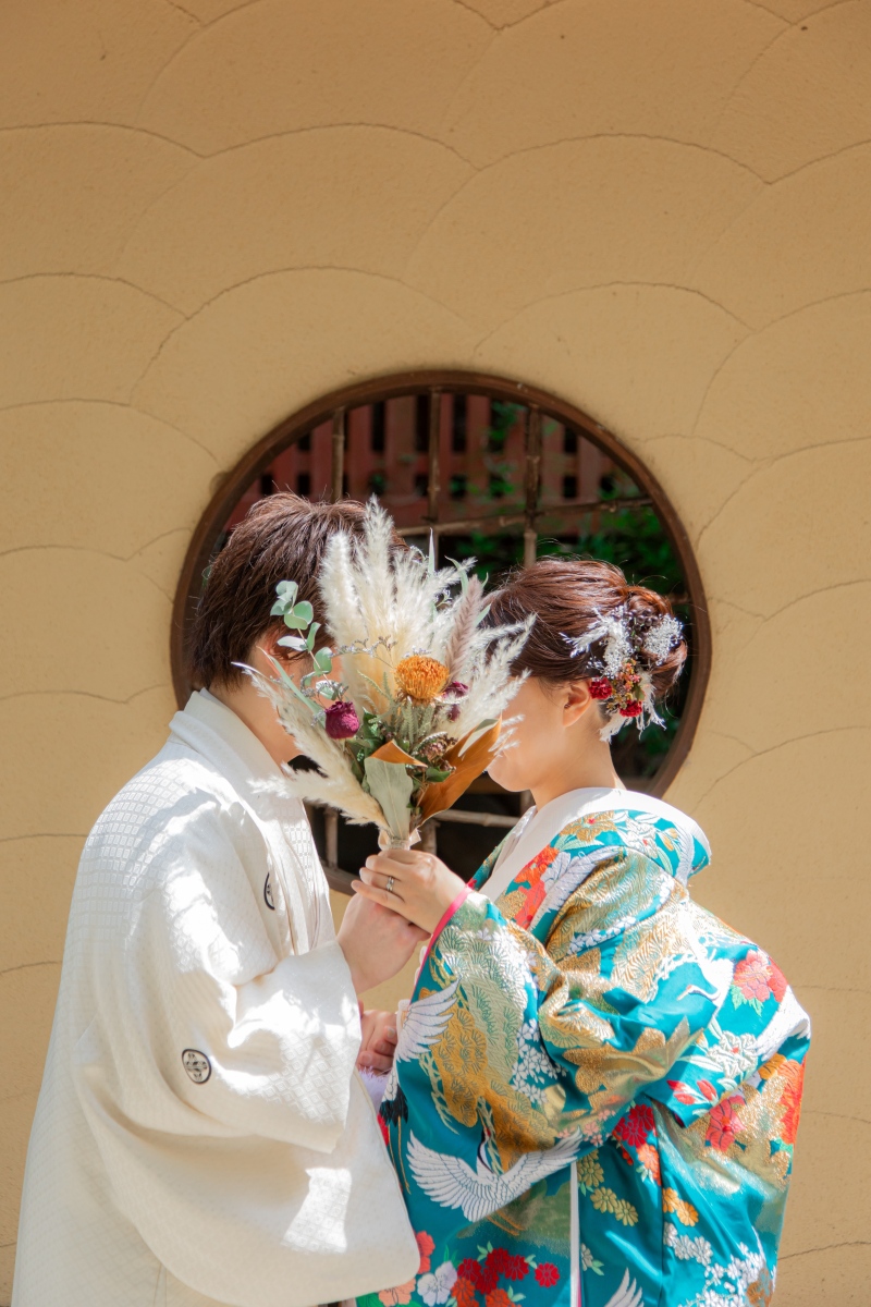 ブーケで顔隠し…♡