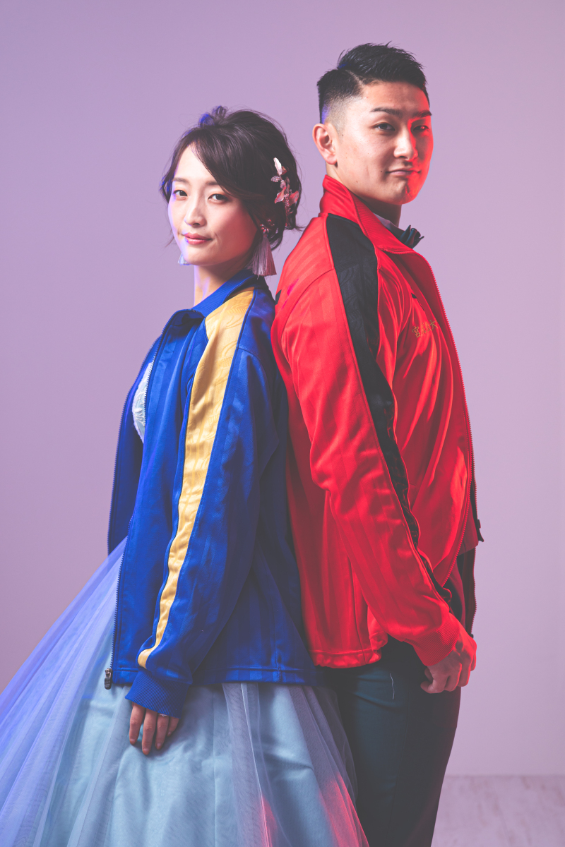 お揃いのジャージを羽織って