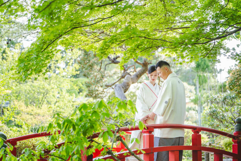 目線を外したショットでエレガントに