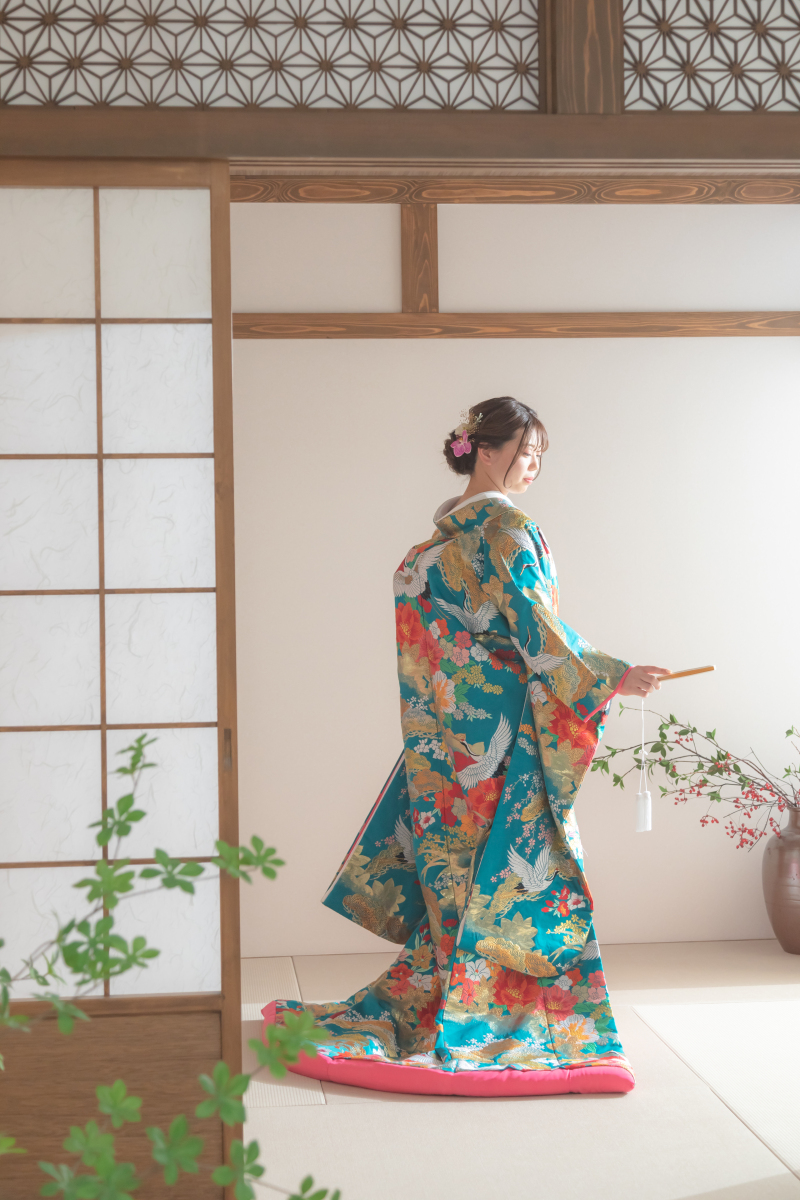 最後は扇子を持って、和装らしく