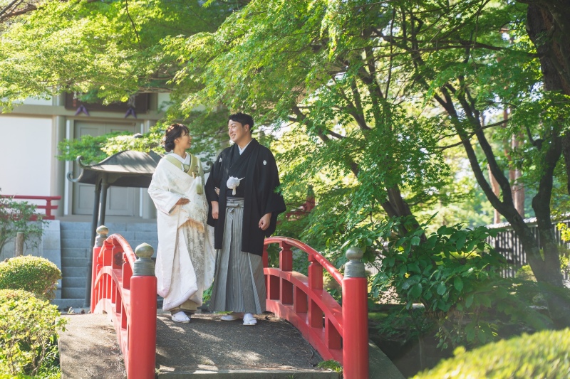 赤い橋の上で