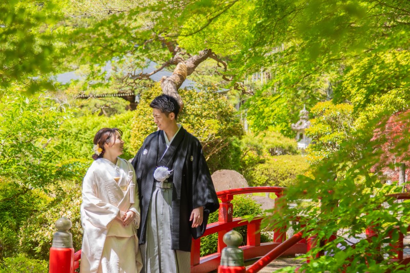 1つ目のロケーションは和装で日本庭園