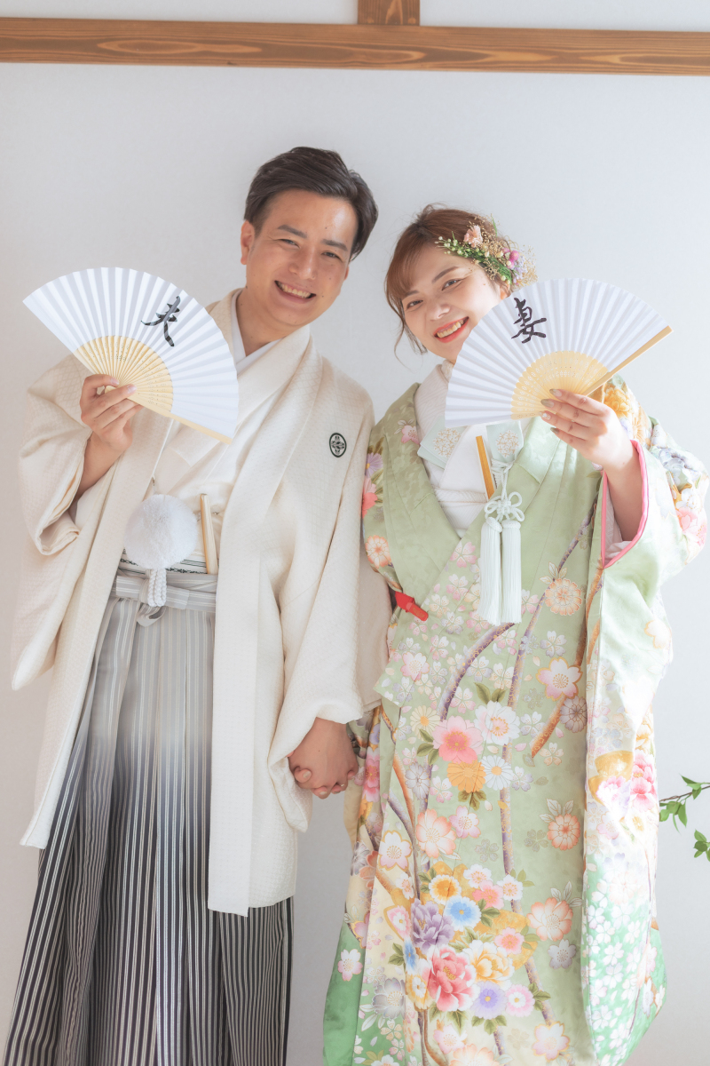 扇子を持って