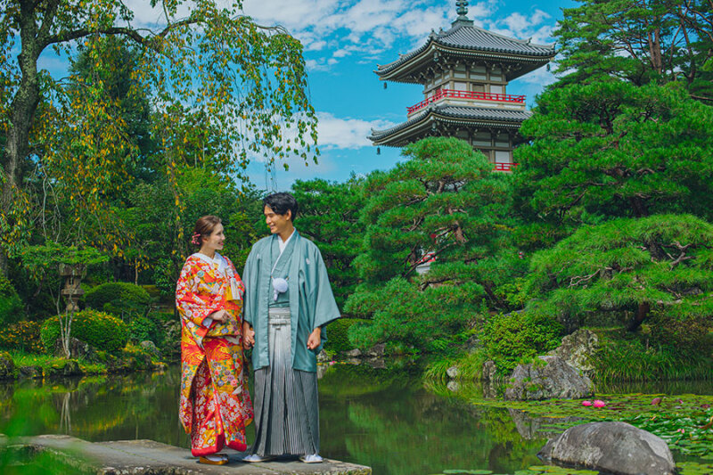 和装での日本庭園フォト
