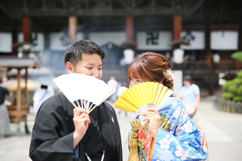 本堂の前で