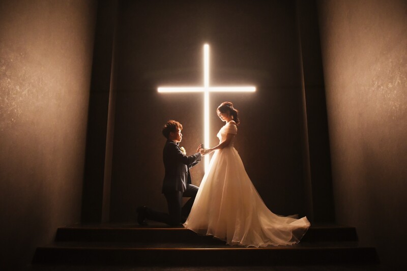 十字架の前で・・・♡