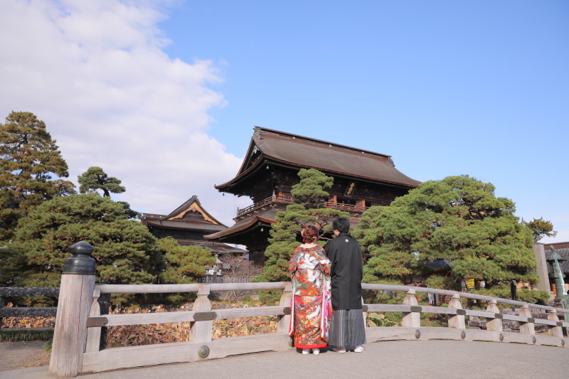 橋の上で