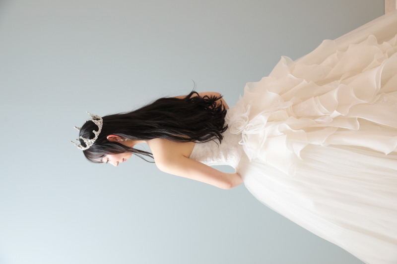 ドレスのフリルと王冠と